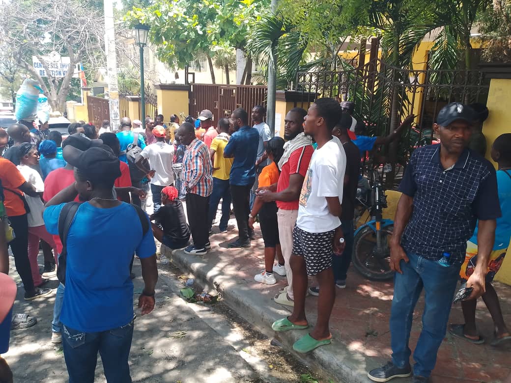 Protestation devant la mairie de Pétion-Ville contre l’enlèvement de sept employés municipaux