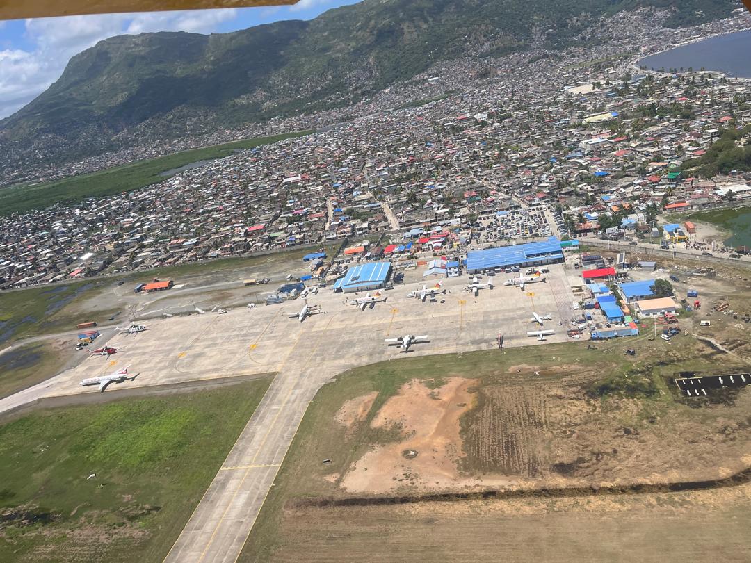 L'étalement urbain de la ville du Cap-Haïtien vu depuis l'aéroport du Cap-Haïtien 