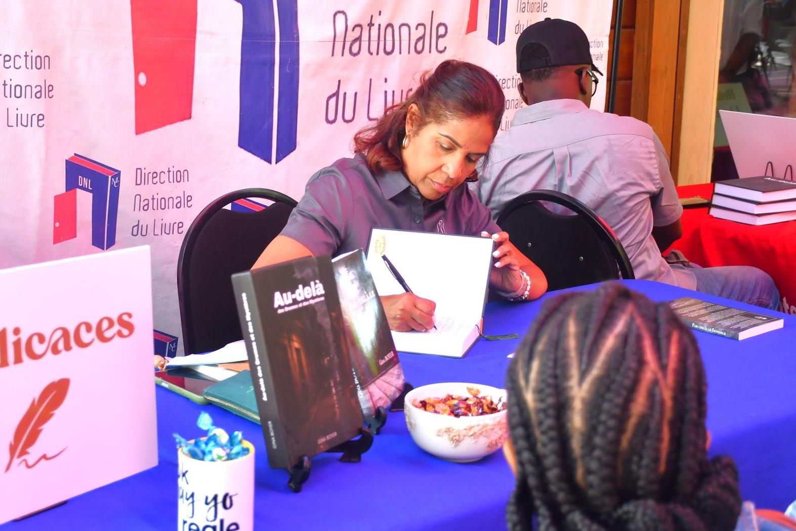Gina Boyer en signature à la DNL