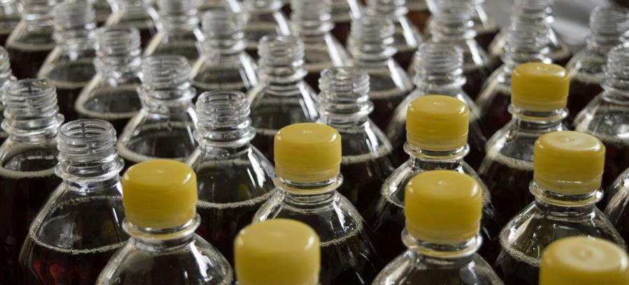 Plastiques recyclés : la FAO réclame des normes sur les emballages alimentaires