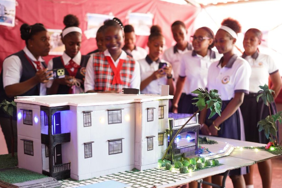 Foire scientifique 2026 à l’INS : des élèves présentent des projets en robotique, recyclage et sciences appliquées