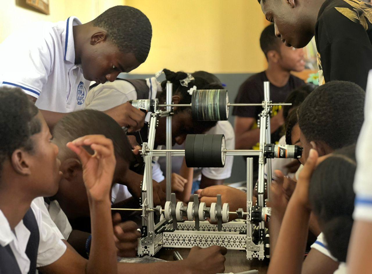 Une première historique en Haïti : Déroulement d'un tournoi national de robotique le 16 mai