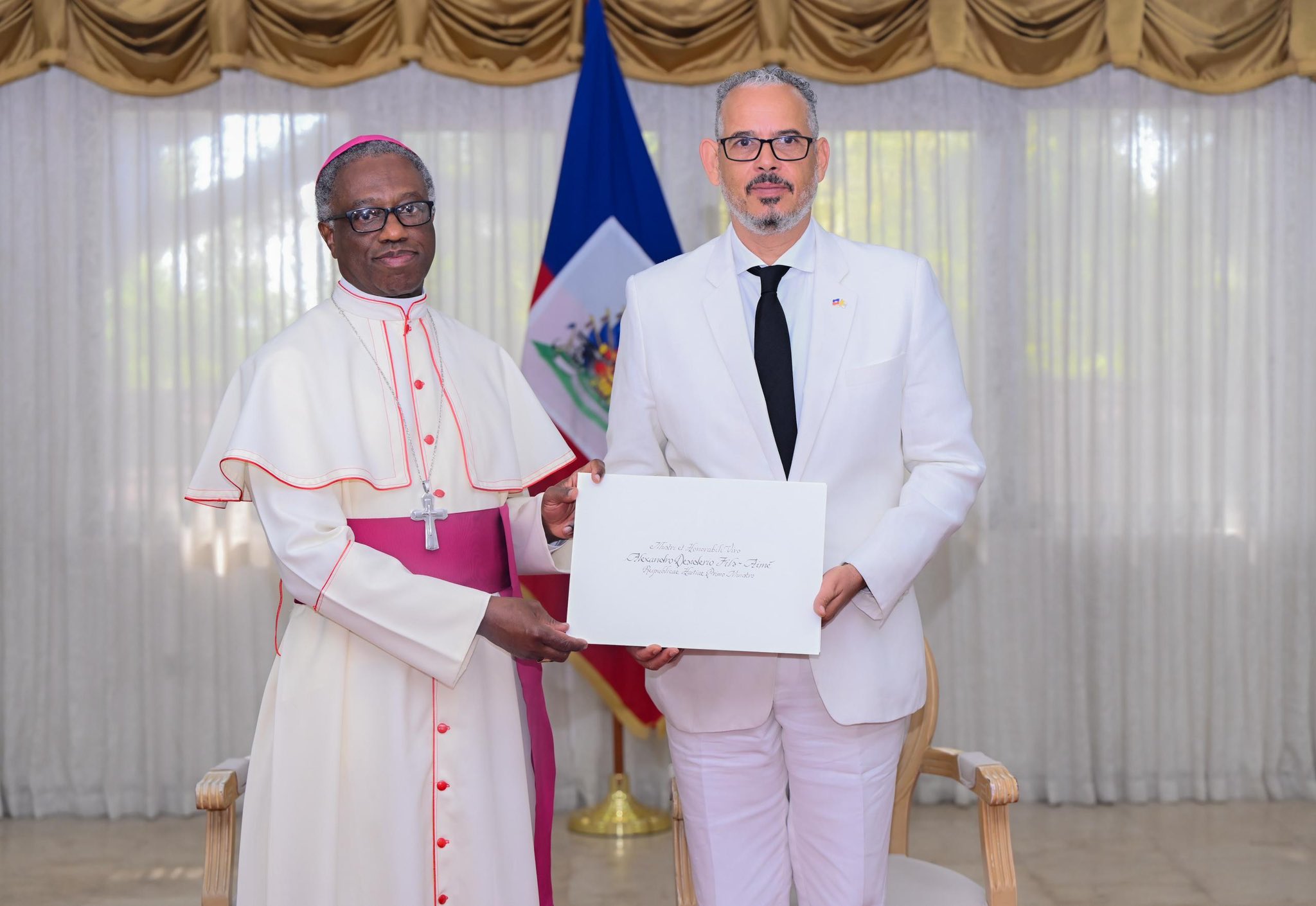 Le Premier ministre reçoit les lettres de créance du nouveau Nonce Apostolique en Haïti