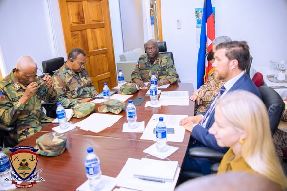 Visite officielle du commandant de la FRG au Grand Quartier Général des FAD’H