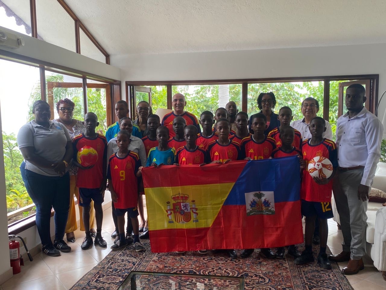 Ti mondyal 2026: l’ambassadeur d’Espagne en Haïti distribue des équipements aux élèves qui représenteront l’Espagne