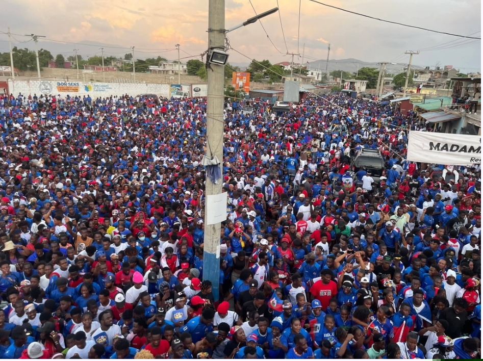 Gonaïves : une marée humaine défile en soutien à la sélection nationale avant son entrée en Coupe du monde