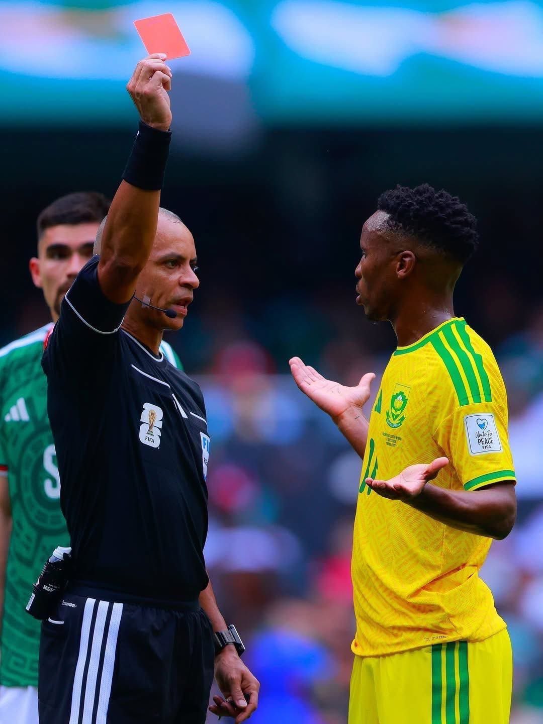 Themba Zwane suspendu trois matchs par la FIFA