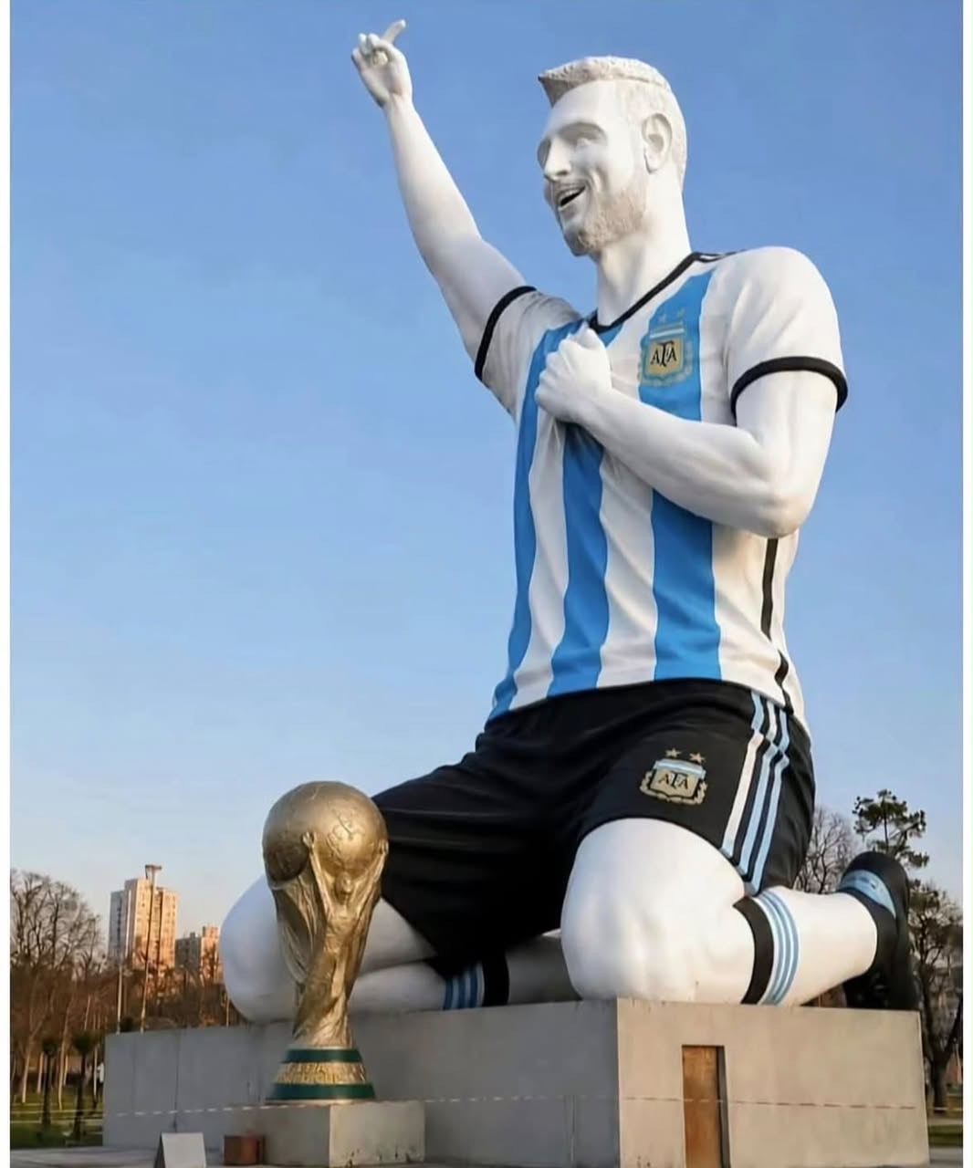 L'Argentine inaugure la plus haute statue de Lionel Messi au monde