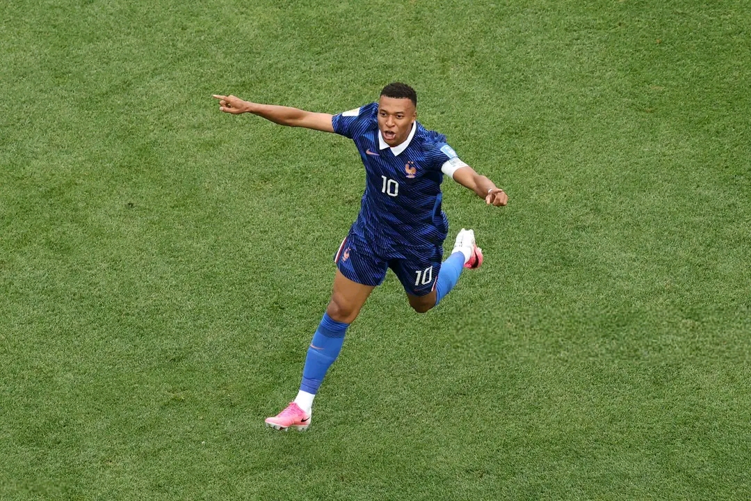 Mondial: sous la pluie, Mbappé répond à Messi