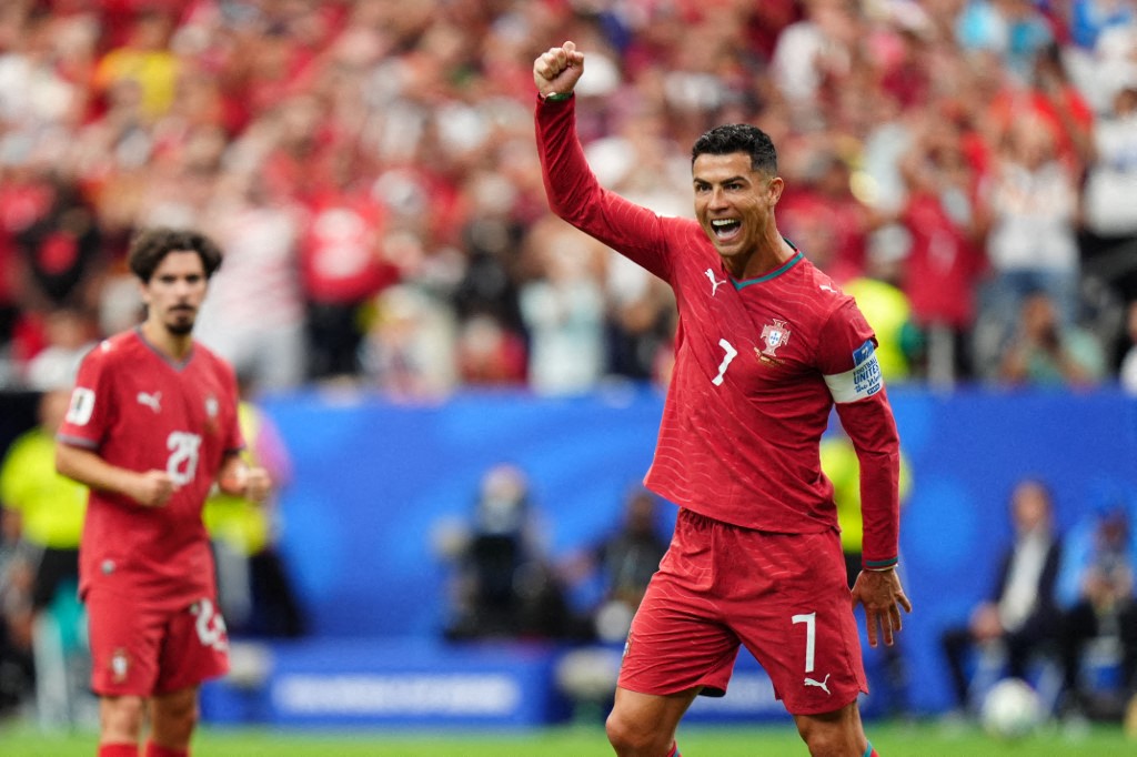 Foot: Cristiano Ronaldo devient le premier joueur à marquer lors de six Coupes du monde