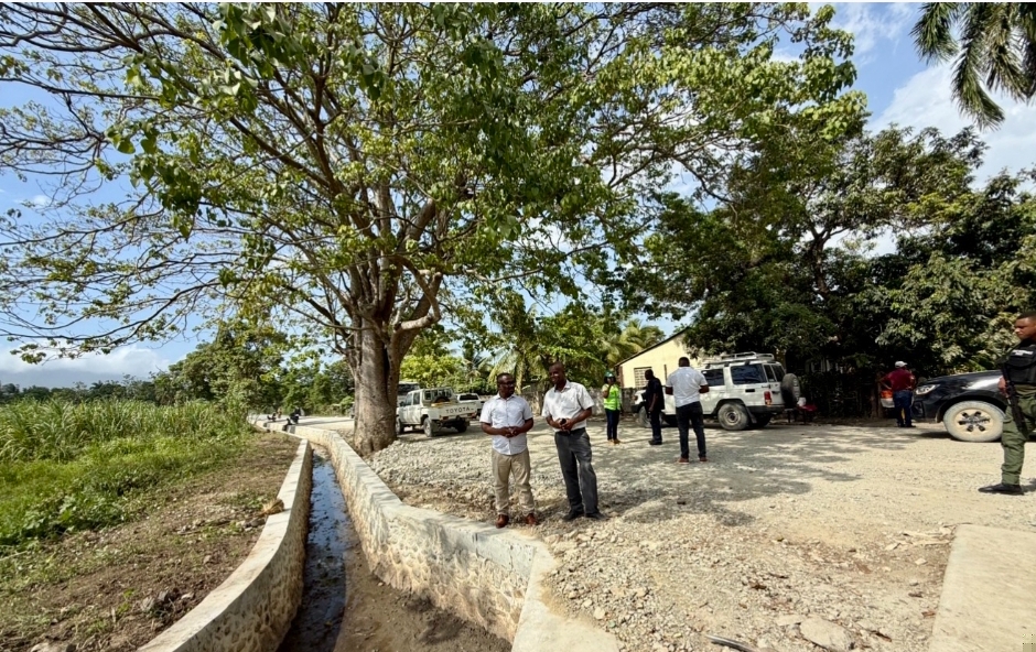 Le ministre de l’Agriculture visite un chantier routier agricole à Milot