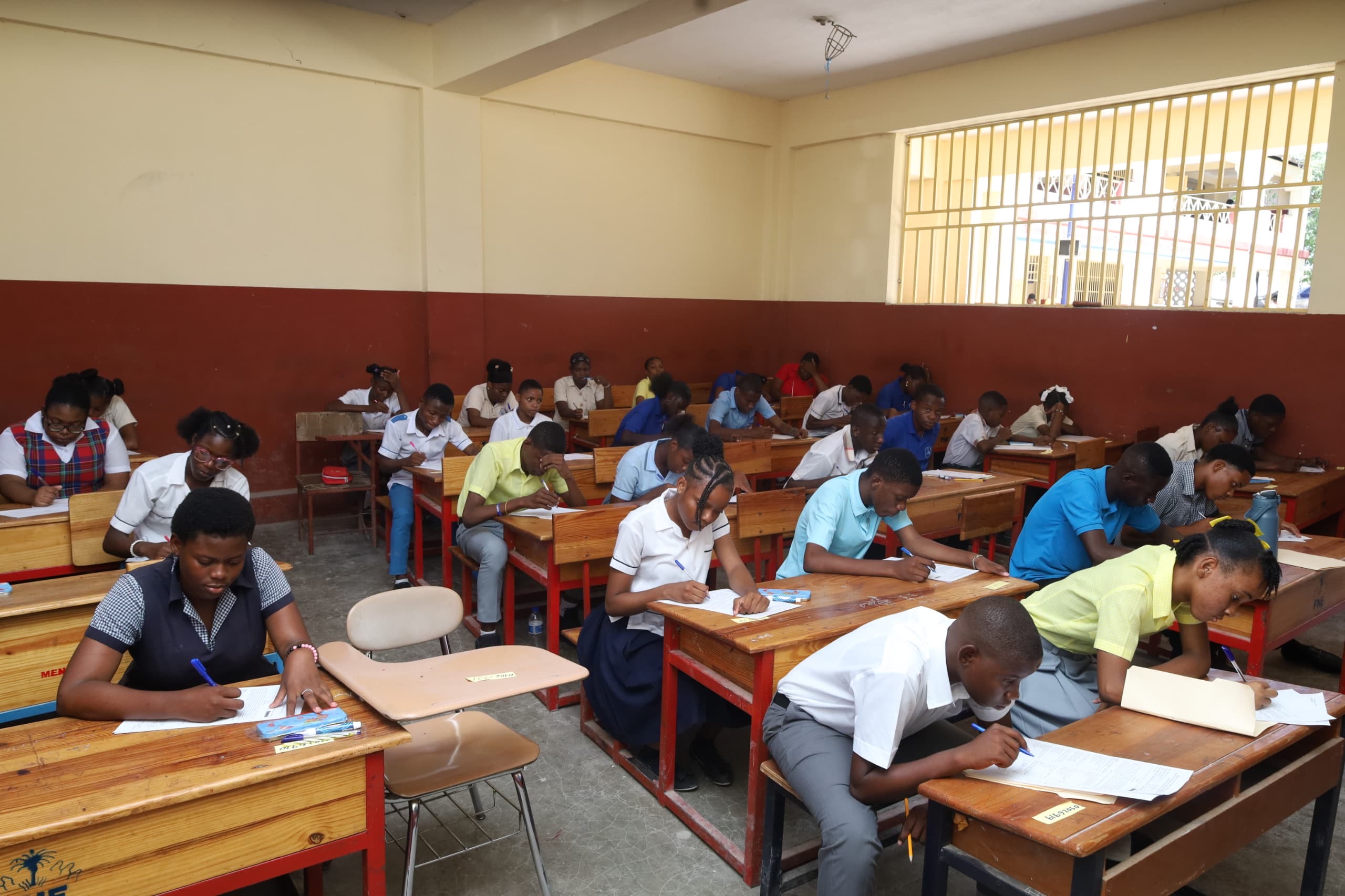 Première journée des examens de la 9e année : un début satisfaisant, selon le MENFP