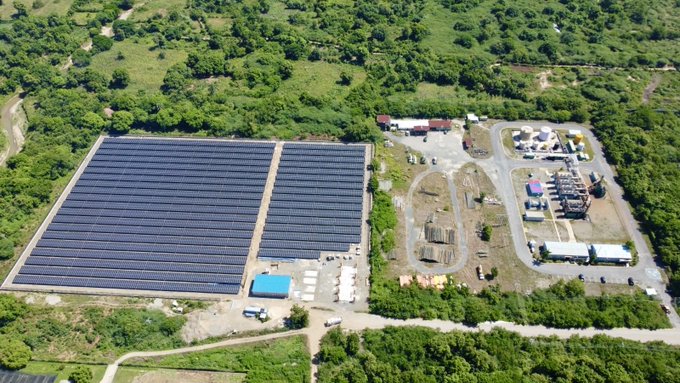 Installation de plus de 20 000 panneaux dans le cadre du projet de la centrale solaire de Caracol