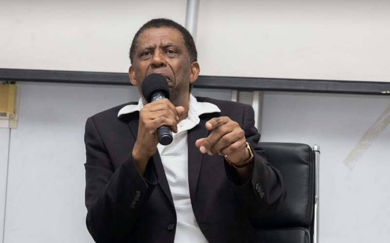 Avant sa causerie sur l'enfance, Dany Laferrière s'adresse aux étudiants de l'UEH