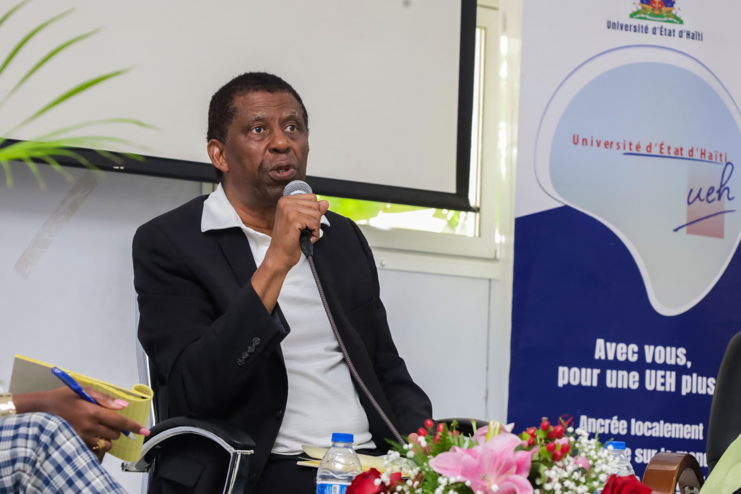 Avant sa causerie sur l'enfance, Dany Laferrière s'adresse aux étudiants de l'UEH