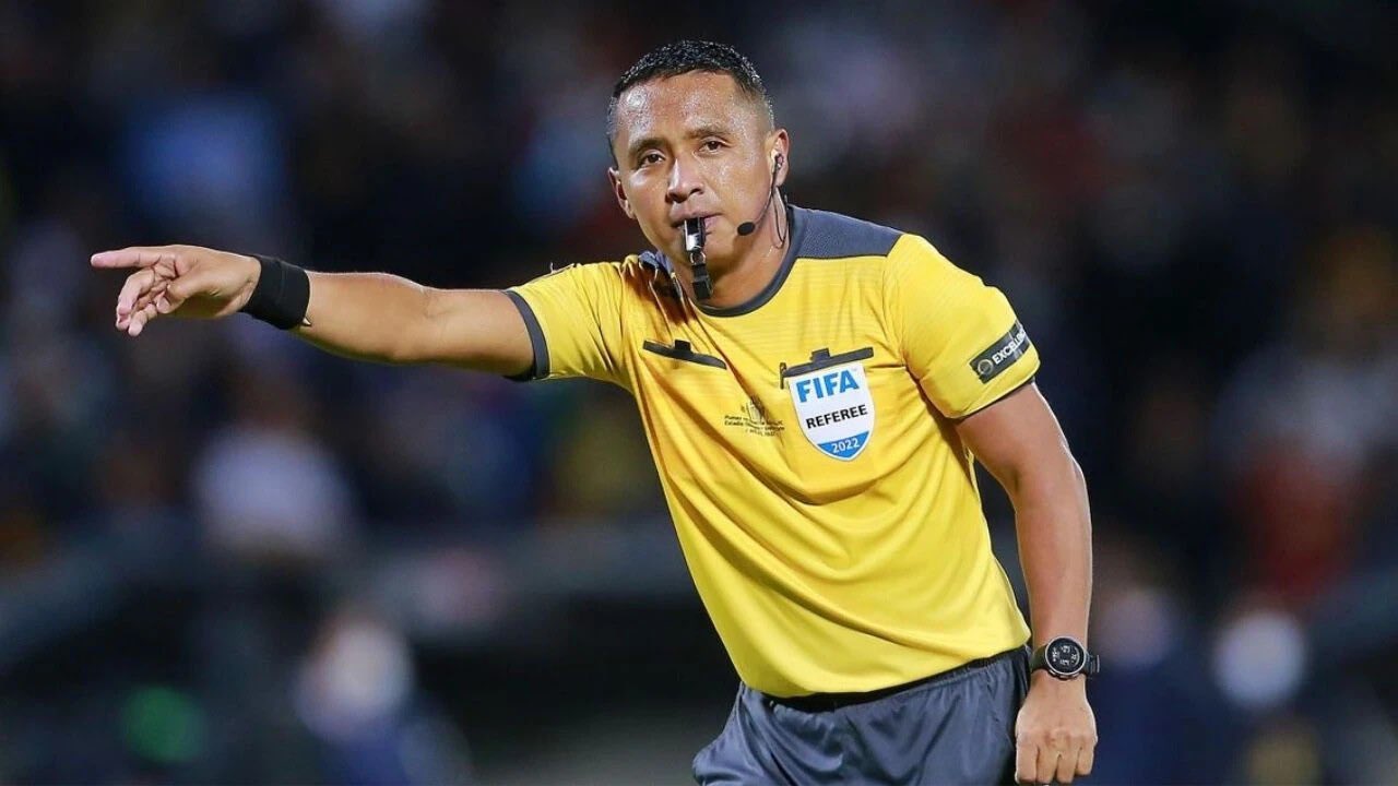 Le Salvadorien Ivan Barton au sifflet de France-Espagne