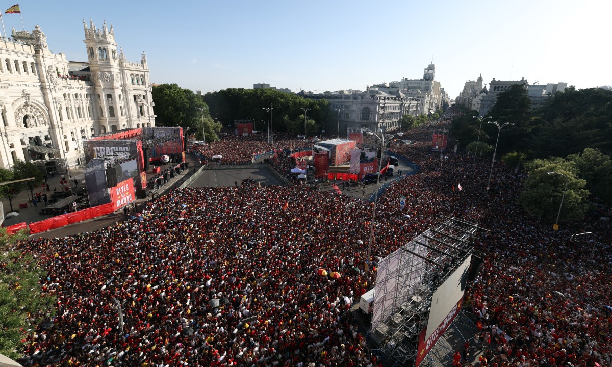 Espagne: début de la parade des champions du monde à Madrid devant une foule en liesse