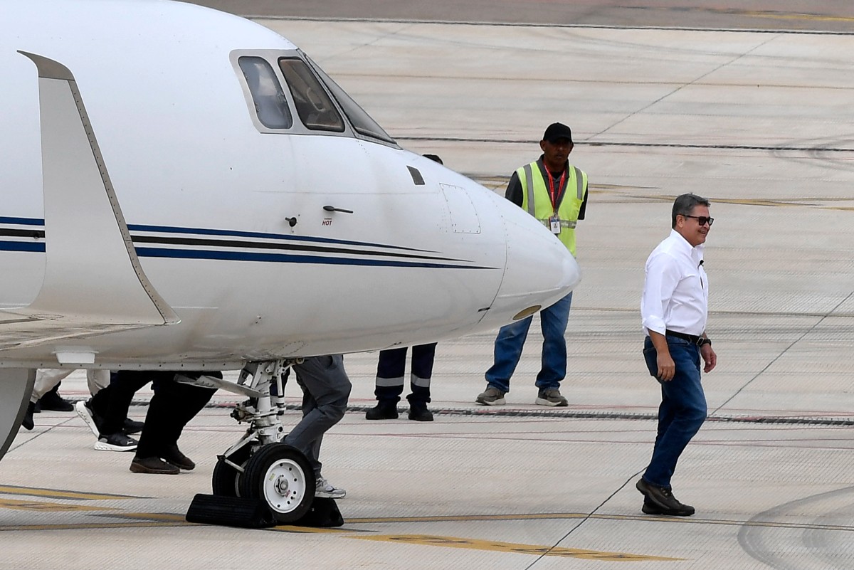 L'ex-président Hernández, de retour au Honduras, remercie Trump qui l'a gracié