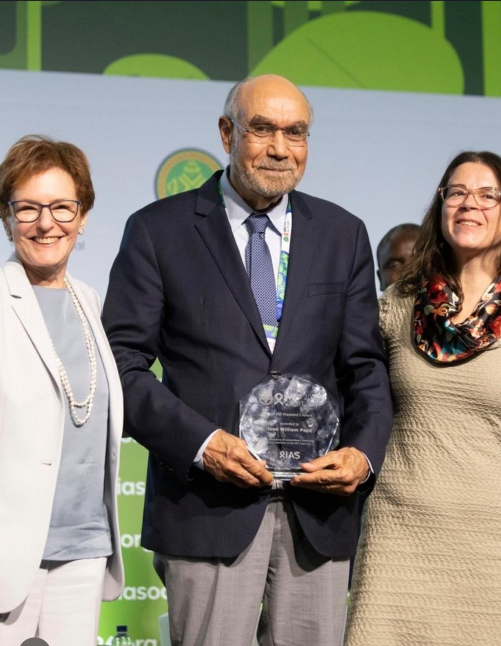 Le Dr Jean William Pape reçoit au Brésil le « President's Award » de IAS international