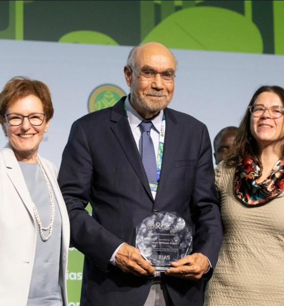 Le Dr Jean William Pape reçoit au Brésil le « President's Award » de IAS international