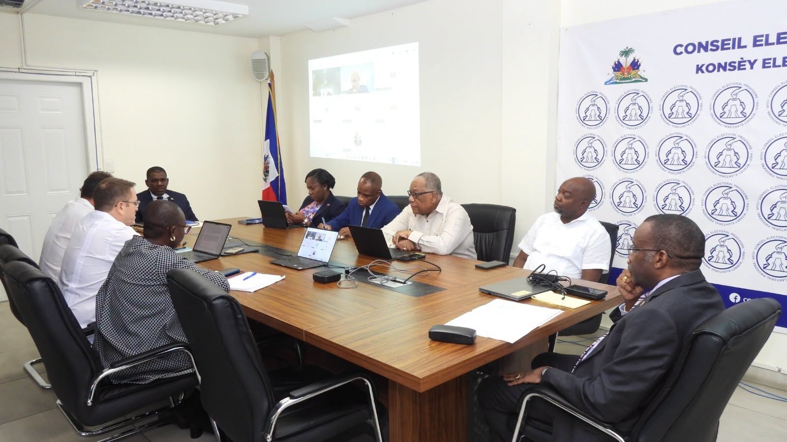 Discussions entre le CEP les partenaires du PAPEH et des diplomates autour du processus électoral 