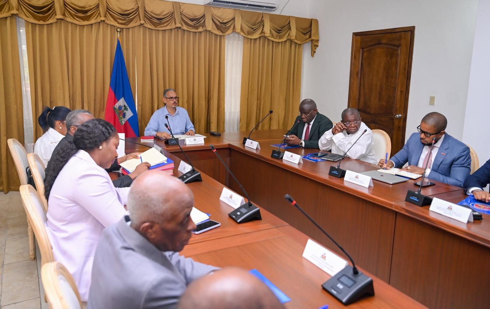 Government Members and Senior Officials Cannot Run in the Upcoming Elections