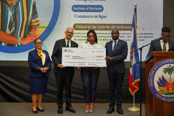 Cérémonie de remise de chèques aux lauréats  des programmes d’appui à l’entrepreneuriat