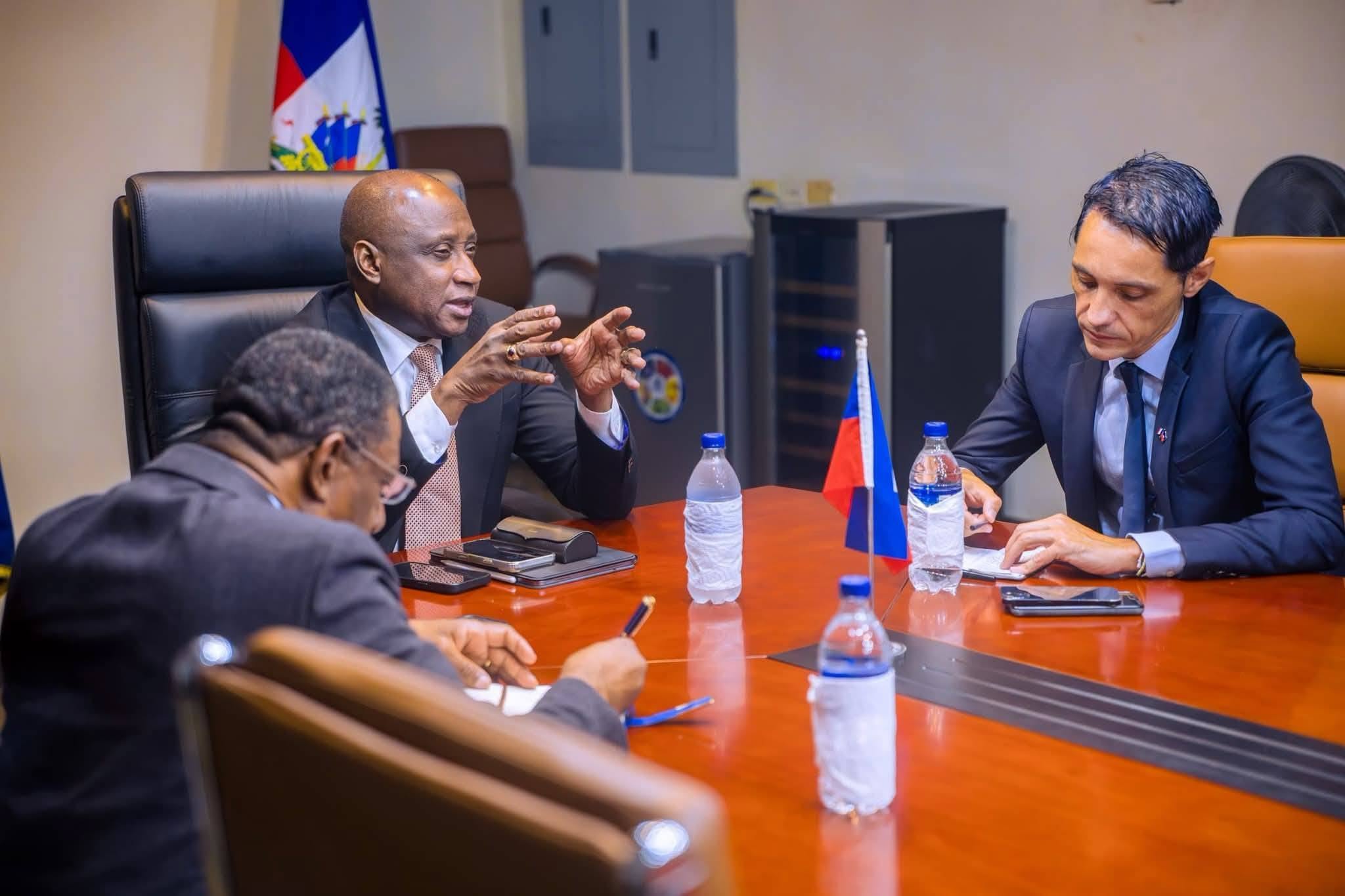 Mario Andrésol échange sur la coopération militaire avec le chargé d’Affaires français en Haïti