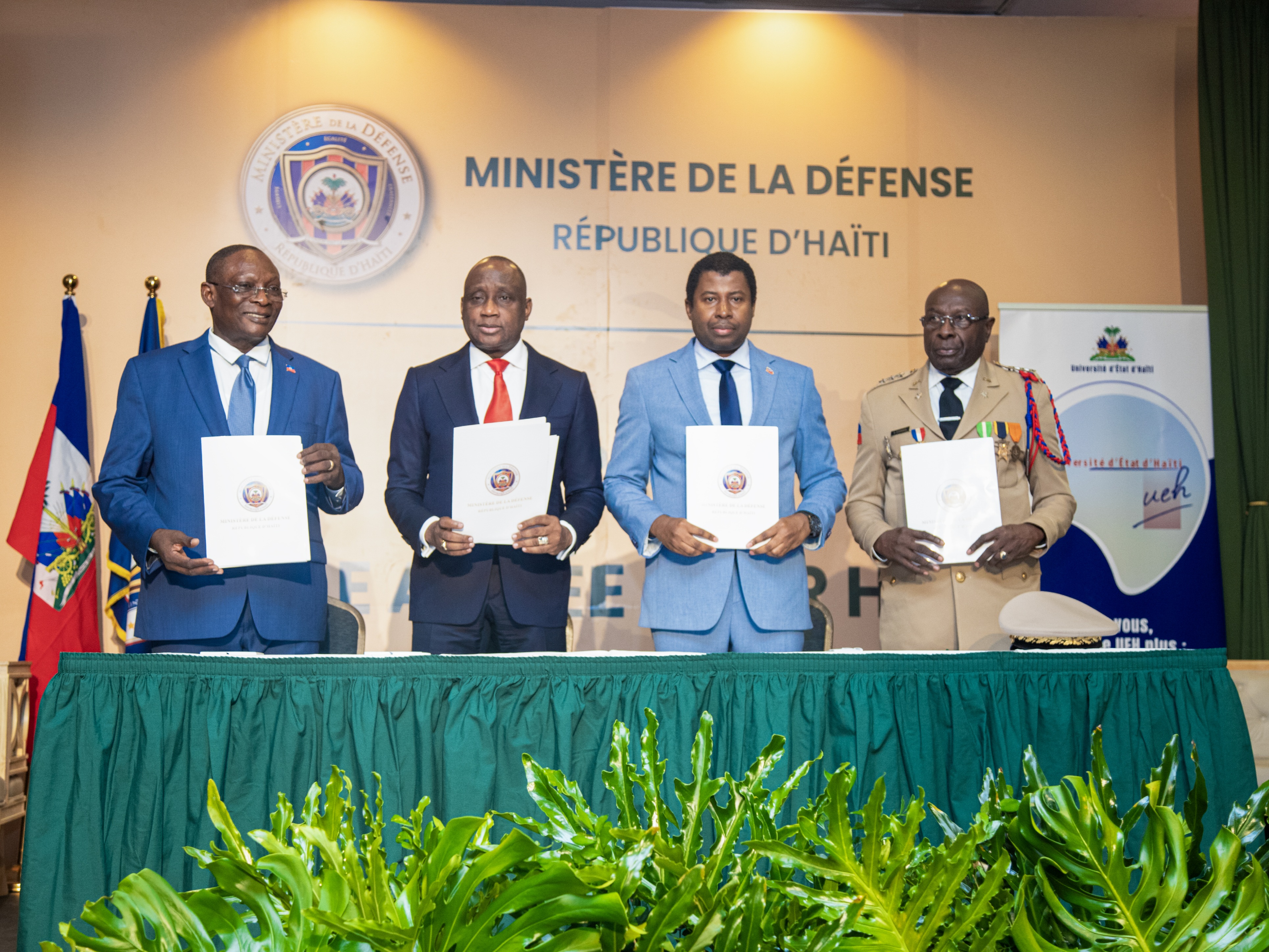 Un accord-cadre signé entre le ministère de la Défense et l’UEH pour renforcer les FAd’H