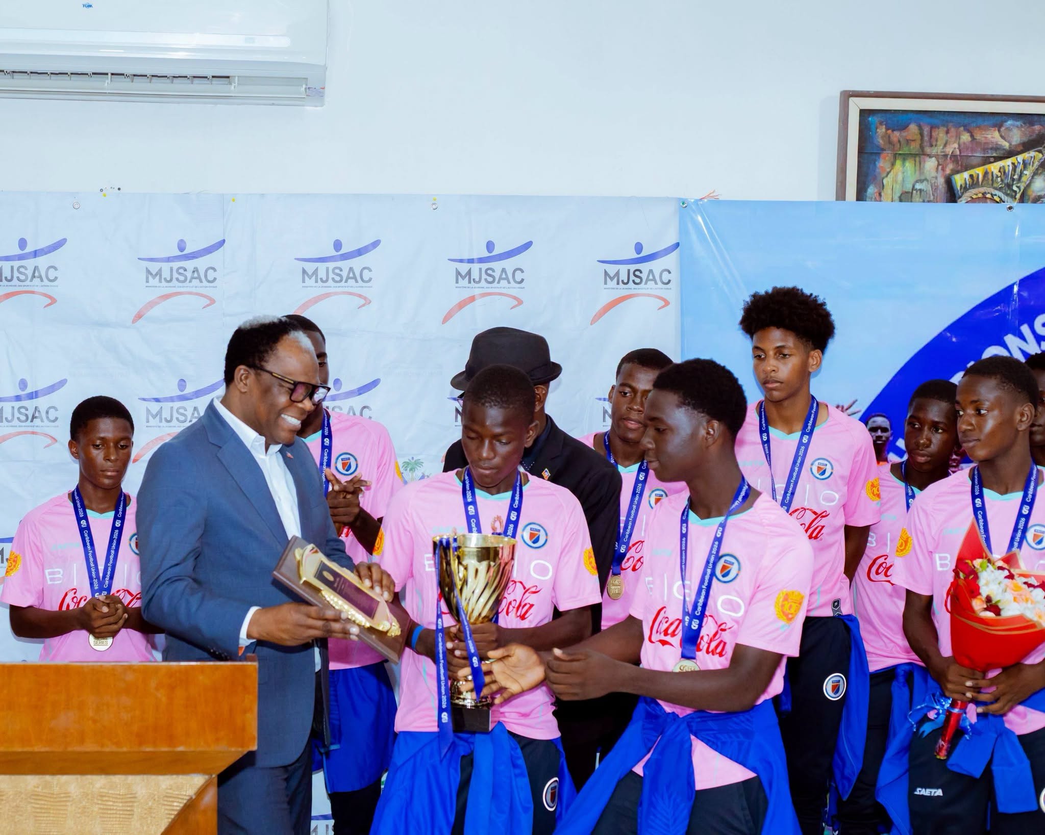 Le MJSAC remet des plaques d’honneur à la sélection masculine U-14 de football de retour au pays