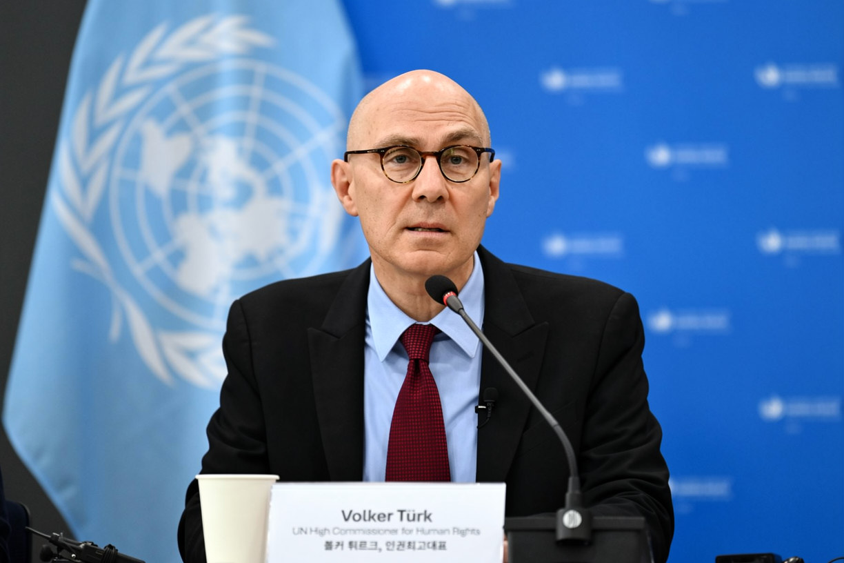 IA : Volker Türk appelle à agir avant qu’elle ne devienne « un risque existentiel pour l’humanité »