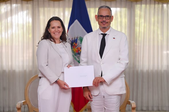 Le Premier ministre reçoit les lettres de créance de l’ambassadeur de Suède en Haïti
