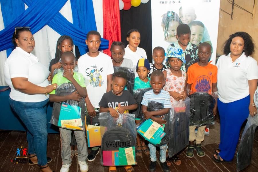 Distribution de kits scolaires au lancement de la Fondation Espoir pour les enfants