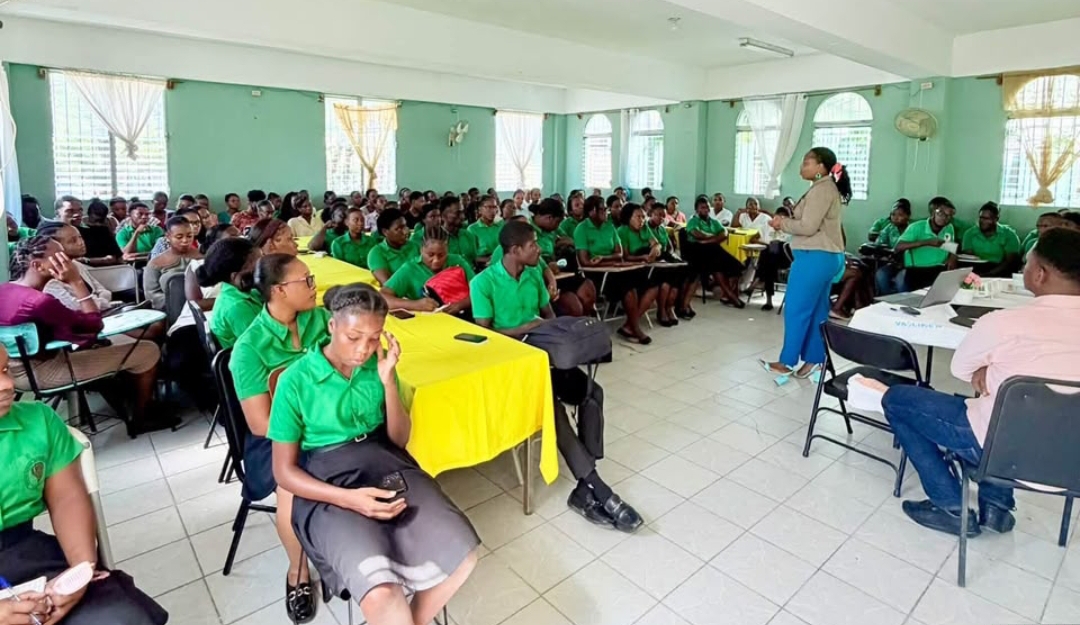 Des étudiants et des professionnels de la santé sensibilisés à la prévention du suicide aux Cayes