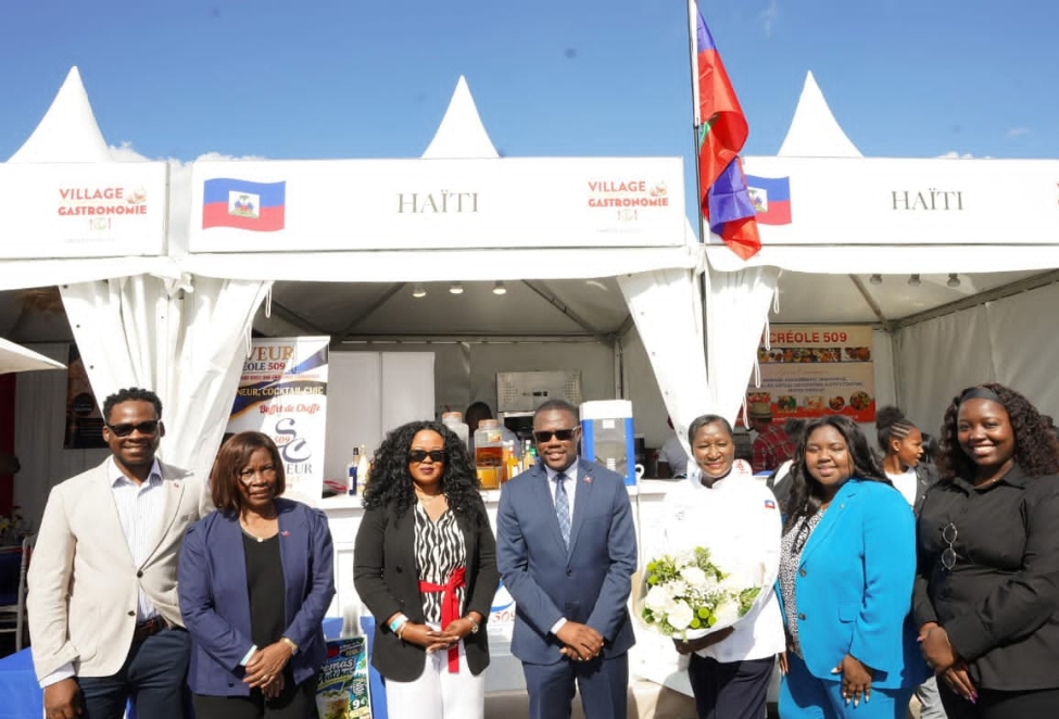 France: L’ambassadeur Louino Volcy visite la cheffe Carline Irantus au Village de la Gastronomie