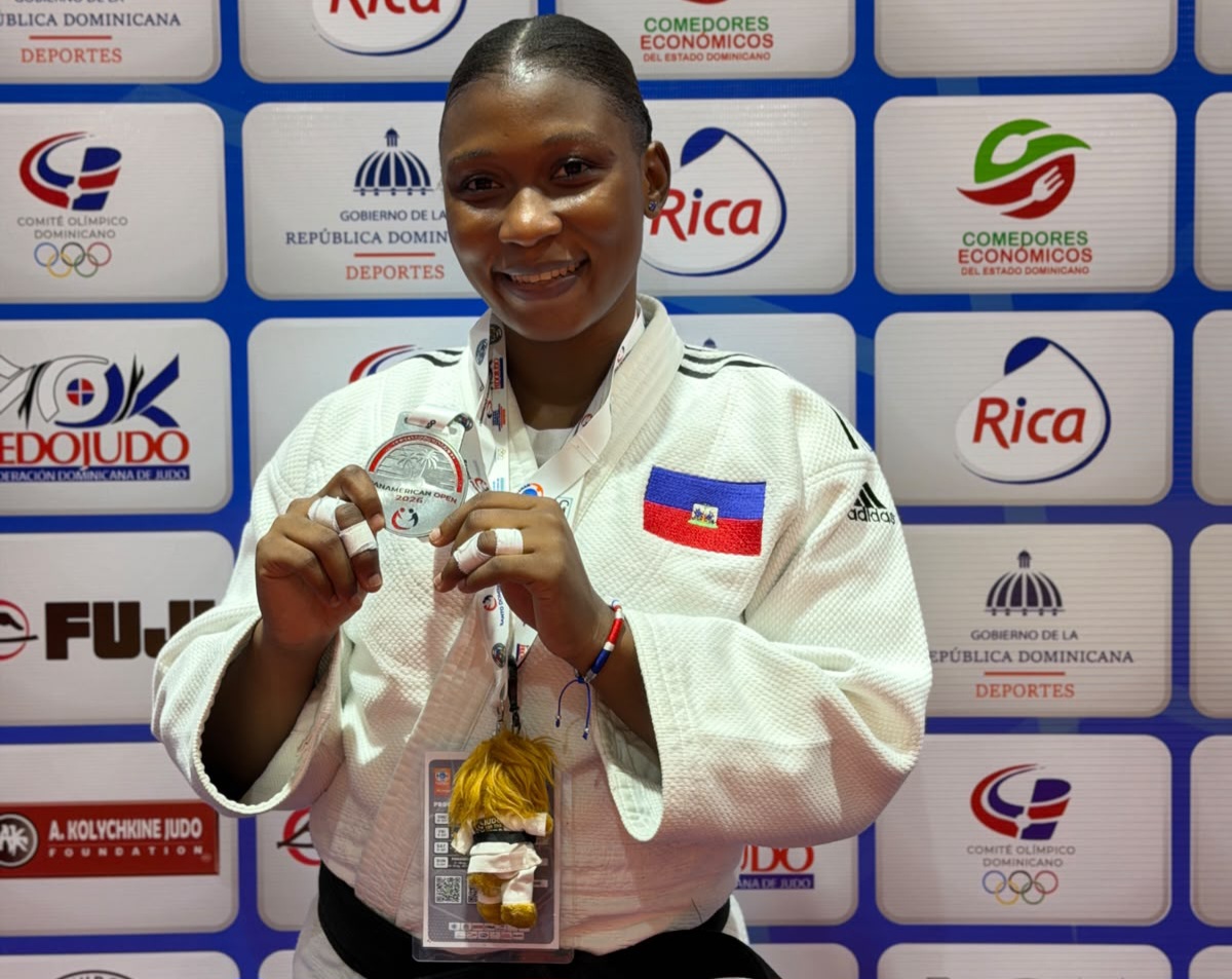 Jennifer Étienne monte d’une marche à Santo Domingo