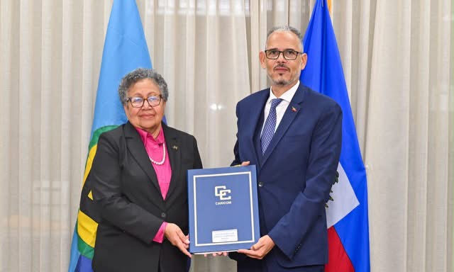 Alix Didier Fils-Aimé signe un accord sur la circulation aérienne dans les Caraïbes