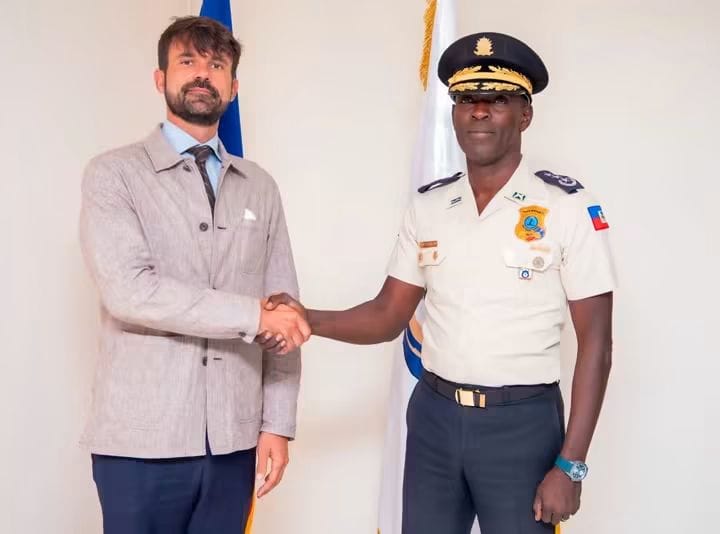 L'ambassadeur français rencontre Vladimir Paraison et appelle à une meilleure coordination des forces de l'ordre