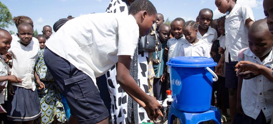 Des millions d'enfants retournent dans des écoles dépourvues d'eau potable ou de toilettes fonctionnelles