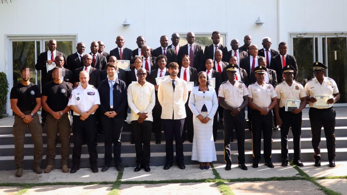 Plus de 30 policiers certifiés par l’ambassade de France après des formations spécialisées