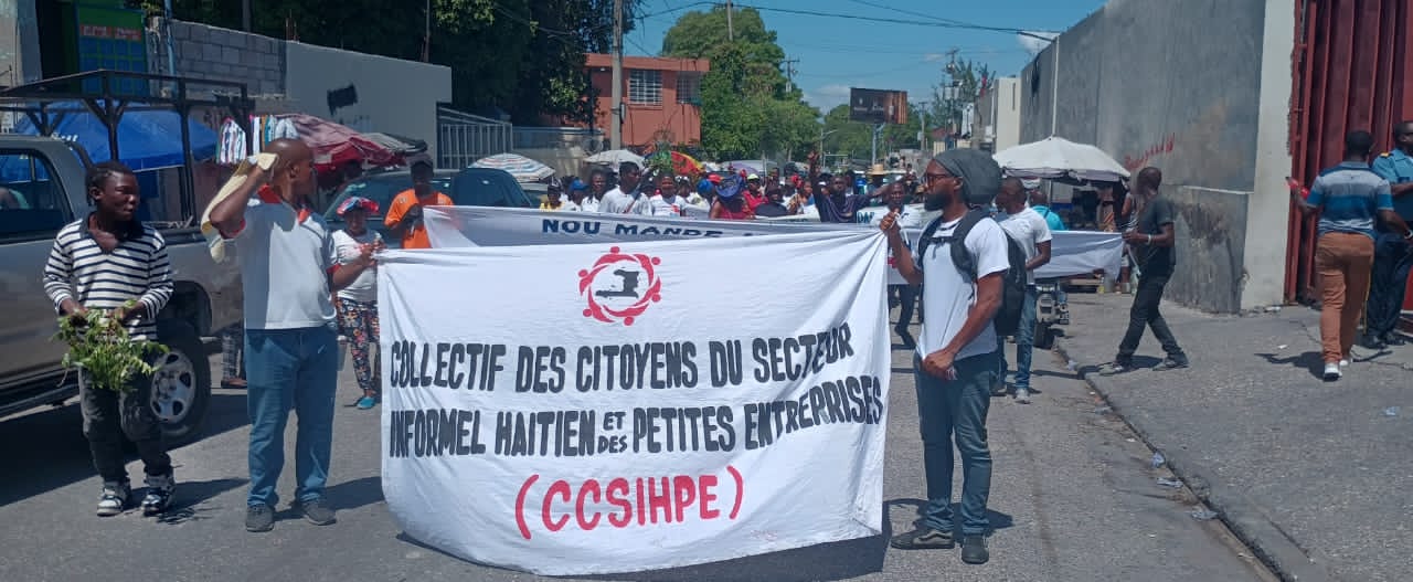 Des marchands du marché Salomon manifestent devant le ministère des Affaires sociales