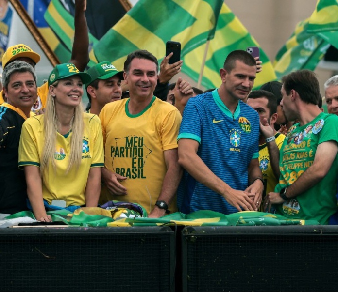 Élection au Brésil: Flavio Bolsonaro devance Lula et l'affrontera au second tour