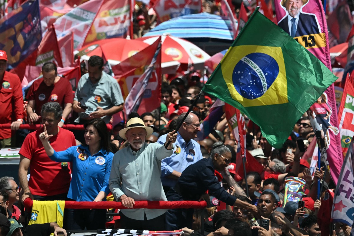 Brésil : Lula et Flavio Bolsonaro veulent croire à une victoire dès ce dimanche