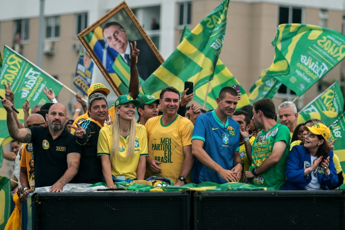Élection au Brésil: Flavio Bolsonaro devance Lula et l'affrontera au second tour