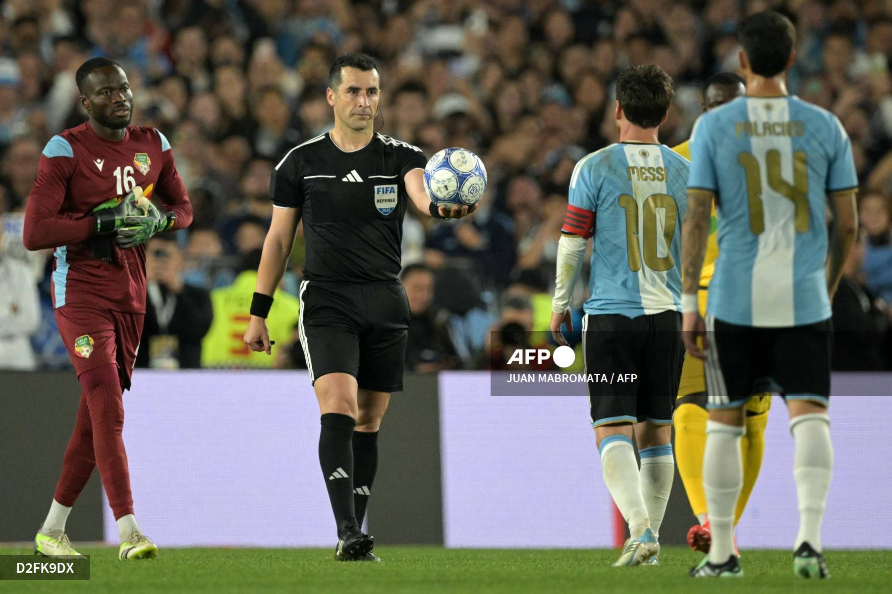 Foot: l'Argentin Messi évoque "une très grande fierté de défendre ce maillot pendant plus de 20 ans"