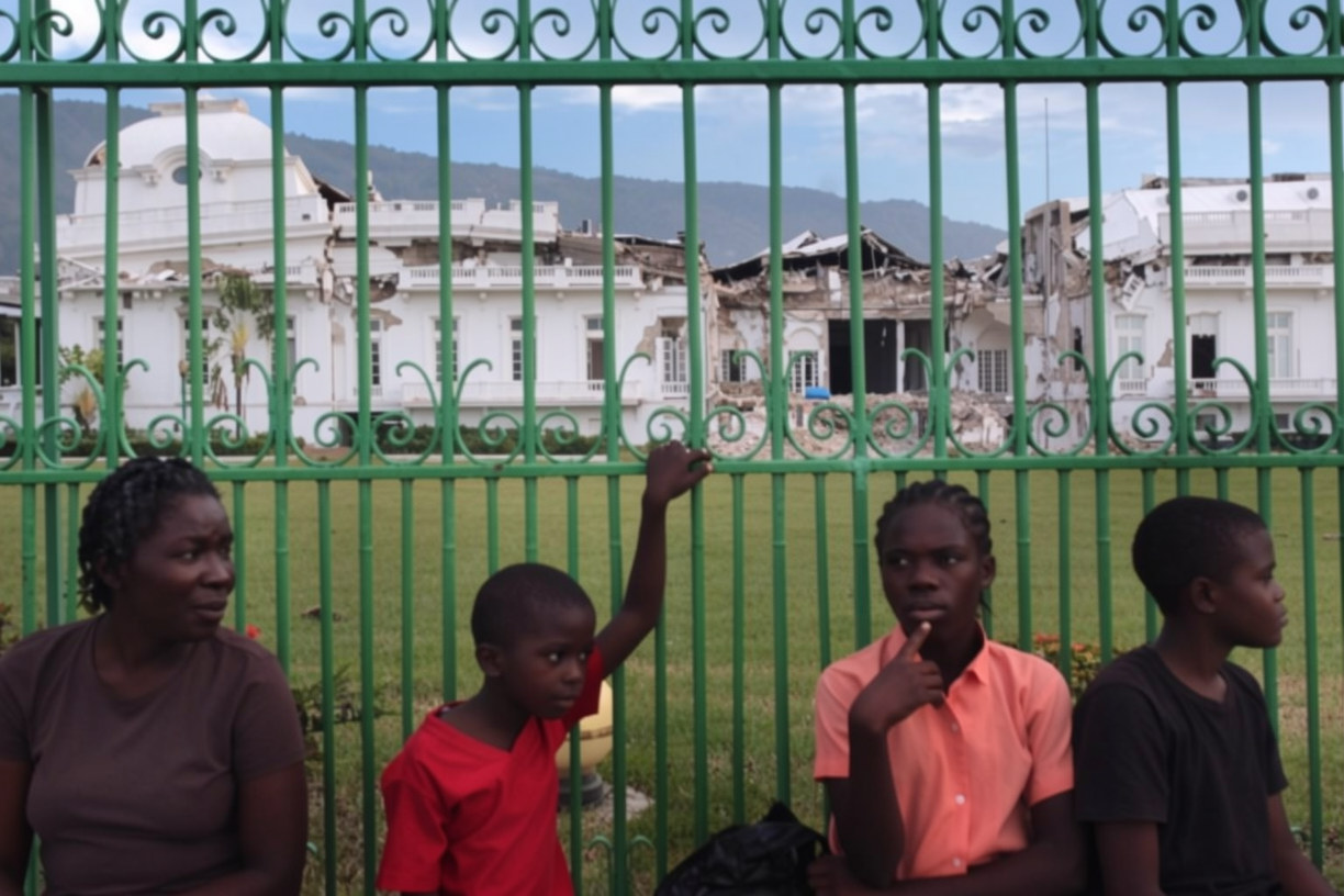 Des urnes sur des ruines