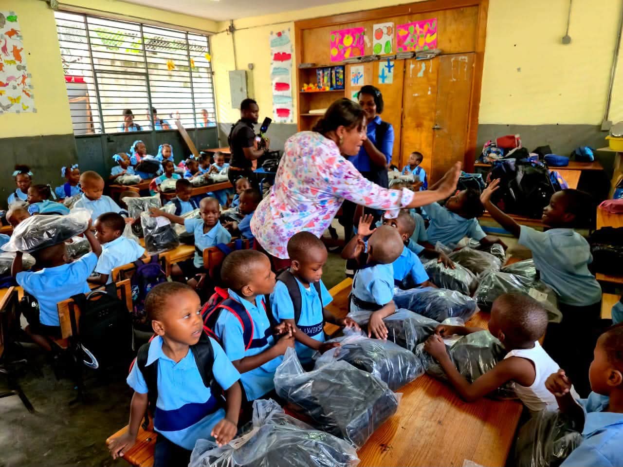 Le MENFP distribue plus de 380 kits préscolaires à Port-au-Prince