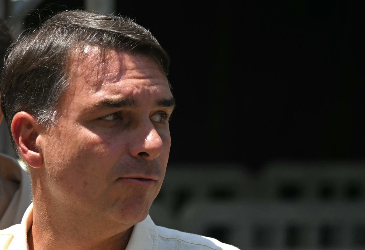 Flavio Bolsonaro dit que la justice lui a interdit de quitter le Brésil