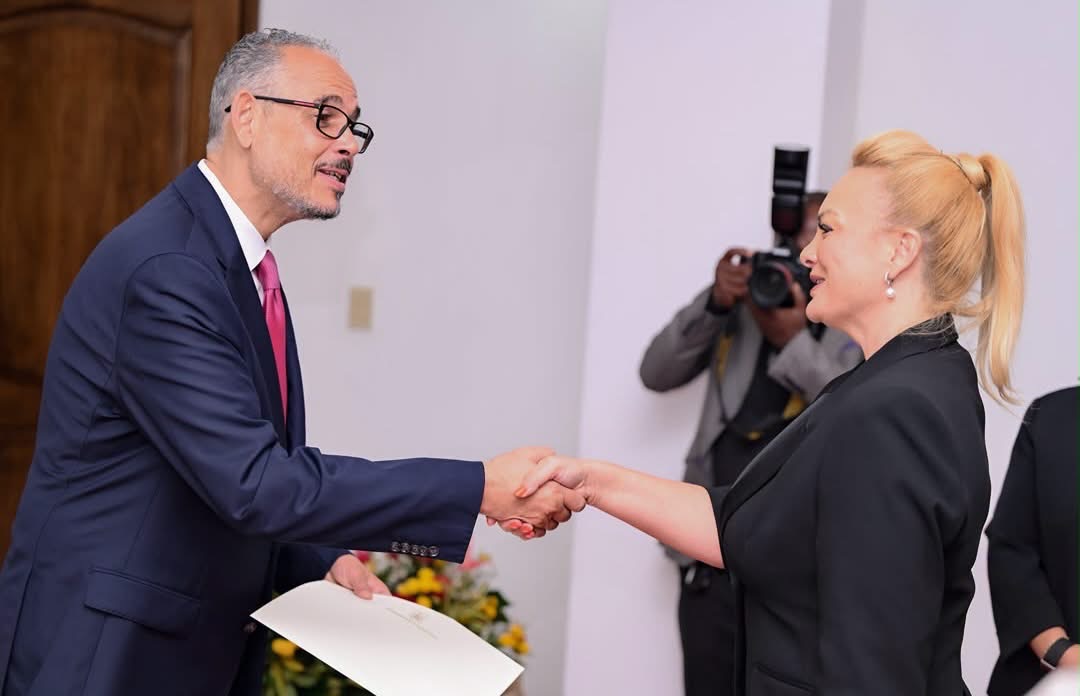 Le Premier ministre Fils-Aimé reçoit les lettres de créance de Theodora Magdalena Mircea, ambassadrice de Roumanie